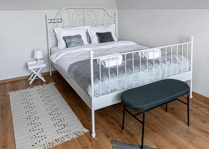 Gladstone Apartment *