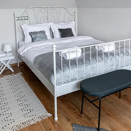 Gladstone Apartment *